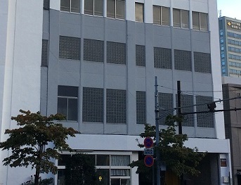 本社正面防護メッシュ工事